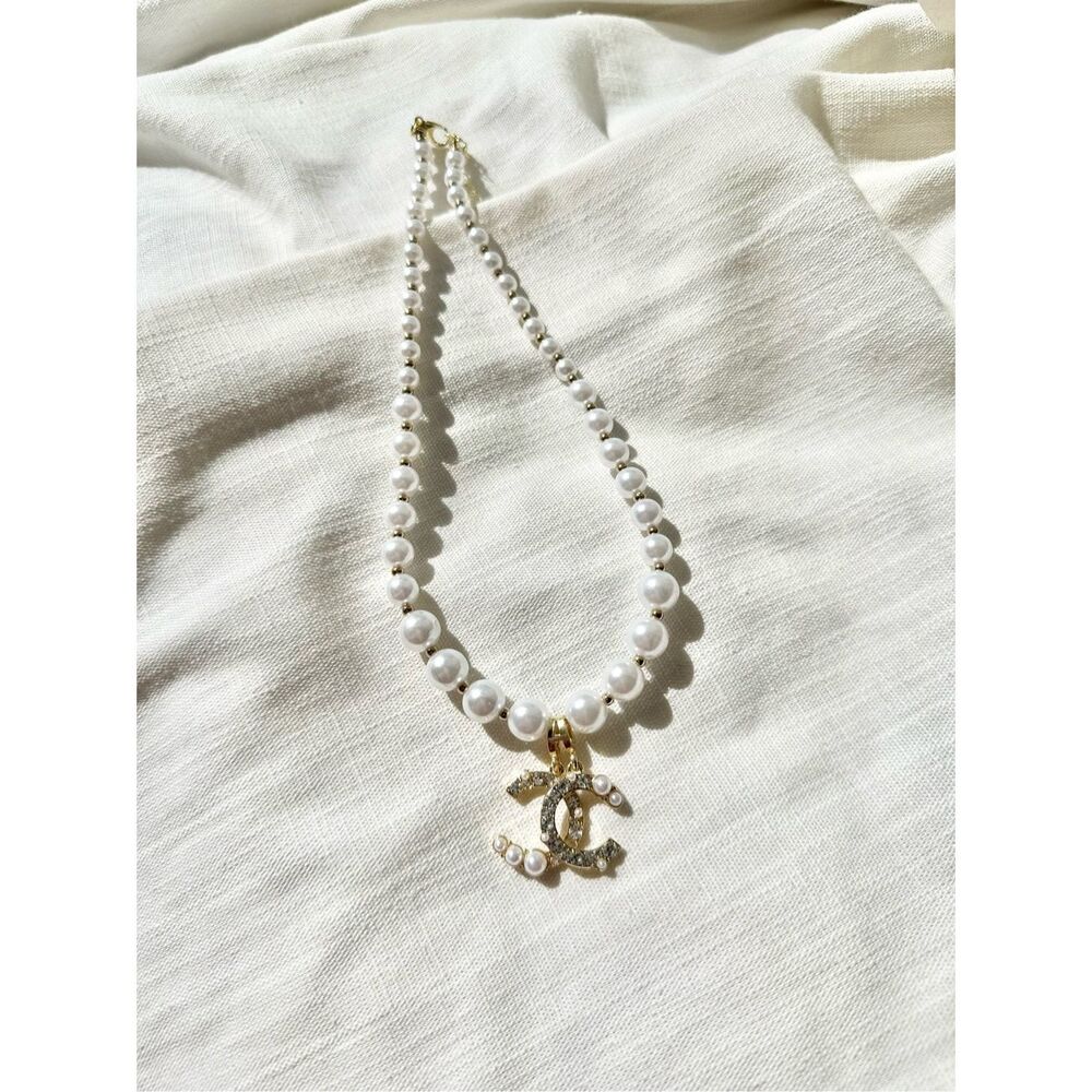 Gold color and faux pearl charm necklace - Picture 2 of 6